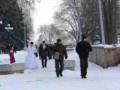 В трескучие морозы украинцы катаются на коньках по Днепру и привязывают санки к джипам