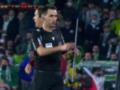 Скандал в Кубке Испании: фанаты сорвали матч после супергола, бросив палкой в голову игроку
