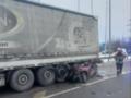 Под Киевом легковушка влетела в грузовик. Погибли 4 человека