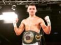 Выбросил соперника за пределы ринга: украинский боксер одержал эффектную победу в Германии
