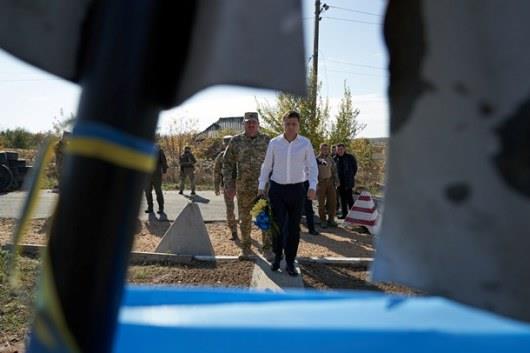 В Сети появились уникальные снимки визита президента на Восток Украины