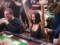 Похудевшая Ким Кардашян в лакированных штанах и новой прической сыграла в покер