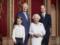 Королева Елизавета II сфотогорафировалась с тремя наследниками