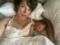  Первый день без фотоодеяла : Милла Йовович поделилась успехами в лечении новорожденной дочери