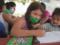 Эквадорский подросток на время карантина открыла школу под деревом