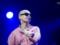 Известная скандальная певица пришла на кремацию 17-летнего сына в розовом костюме