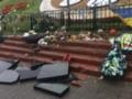 В Киеве вандал разгромил памятник Небесной сотне