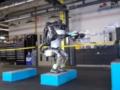 Человекоподобный робот научился делать сальто
