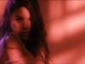 Соблазнительные танцы с розой во рту: Мишель Андраде выпустила страстное лирик-видео