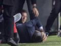 Фанаты Фенербахче разбили голову тренеру Бешикташа, матч пришлось прервать