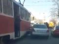 В районе Южного вокзала в Харькове  Мерседес  решил  подрезать  трамвай