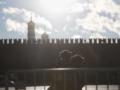 Сильный ветер повредил одну из стен московского Кремля – видео