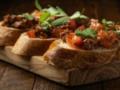 Закуска  Хит лета : самые вкусные брускетты с запеченным перцем, сыром и соусом бальзамик