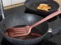 Будут как новые: как и чем отмыть тефлоновую сковороду от пригоревшего жира домашними безопасными средствами
