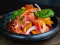 Вкусный и легкий салат из трех ингредиентов: готовится блюдо без майонеза