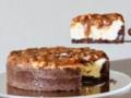 Культовый чизкейк  Сникерс  с карамелью и орехами: рассказываем, как приготовить популярный десерт
