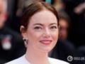 Эмму Стоун атаковала пчела на красной дорожке Каннского кинофестиваля: Педро Паскаль спас актрису. Фото, видео