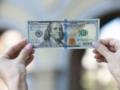 Украинцам  подсовывали  фальшивые доллары: какие купюры самые опасные