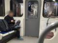 В Киеве пьяный парень разбил стекло в вагоне метро