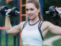 Подтянутые руки без зала: 4 эффективных упражнения с гантелями
