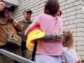  Ты выдержал!  Жена и дочь со слезами и объятиями встретили защитника Украины из плена.