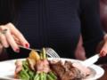 Эксперт по этикету назвал продукты, которые никогда не следует есть в присутствии у коллег: есть несколько причин
