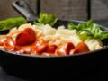 К любому гарниру: очень вкусный соус из сосисок, с кетчупом и овощами