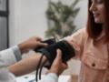 Как снизить давление без таблеток: 3 ежедневные привычки, которые помогут избежать гипертонии