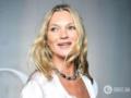 51-летняя супермодель Кейт Мосс пришла на вечеринку без макияжа и показала свою естественную красоту.