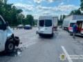 В Киеве микроавтобус врезался в автомобиль, пострадали дети