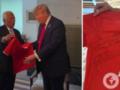  Ну ладно . Камеры сняли реакцию Трампа на подарок от Криштиану Роналду со словами про мир.