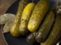 Как из бочки: хрустящие квашенные огурцы за сутки в банках