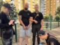В Киеве мужчина стрелял по авто во дворе дома