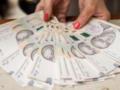 Зарплаты чиновников в разы превысили средние по Украине: где платят по 100 тыс. грн
