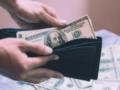 Как банки и обменники изменят курс доллара и евро: украинцам назвали конкретные цифры
