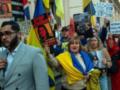Протестующие собрались возле Королевского оперного театра во время выступления Анны Нетребко