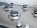 Чем отчистить  пригоревшие  пятна на варочной поверхности: удастся за считанные секунды