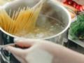 Не будут слипаться: в какой воде, сколько и как правильно варить спагетти