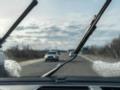 Водителей призвали надевать старые носки на стеклоочистители: что это даст
