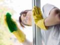 Чем помыть окна перед Пасхой, чтобы блестели чистотой: неожиданное средство