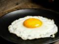 Яичница будет намного вкуснее: что нужно сделать во время приготовления
