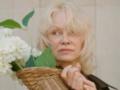Памела Андерсон предстала в образе Дюймовочки на гигантских цветах
