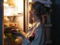 Названы продукты, которые могут портить сон: их часто едят вечером
