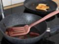 Чем отчистить грязь, нагар и жир из пригорелых сковород: понадобится два безопасных домашних средства
