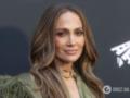 На ней не было белья: Дженнифер Лопес вышла в свет в провокационном платье с цепями.