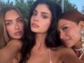 Кайли Дженнер показала грудь в купальнике на тонких бретелях на вилле у океана