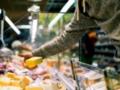 Из-за войны россияне массово экономят на еде и одежде - разведка