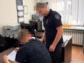 Силовое задержание возле ТЦК в Полтаве: полицейский сломал руку мужчине