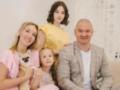 Жена Кошевого запостила пляжное фото с двумя дочерьми