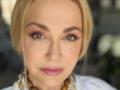 Сумская показала, как отметила 60 в кругу друзей и цветов